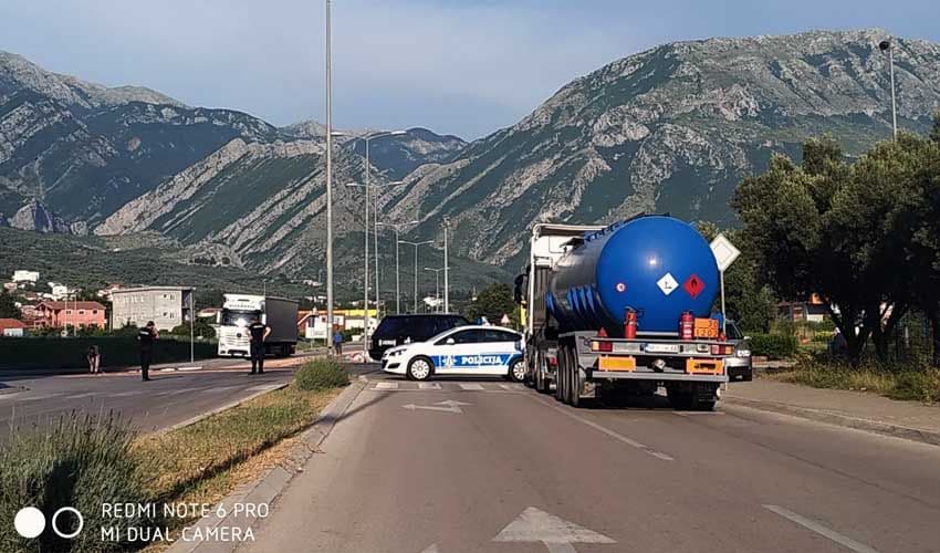 Izlila se nafta na raskrsnici u Baru, saobraćaj zatvoren Izlila se nafta na raskrsnici u Baru, saobraćaj zatvoren