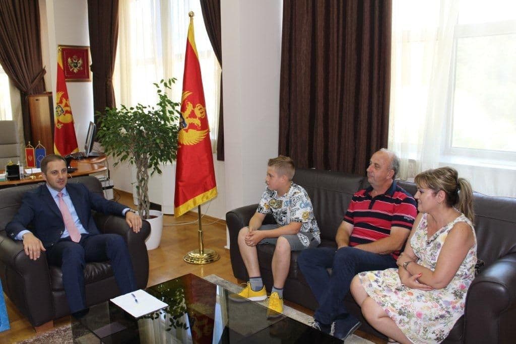 Dječak - heroj koji je primjer pravih vrijednosti Dječak - heroj koji je primjer pravih vrijednosti