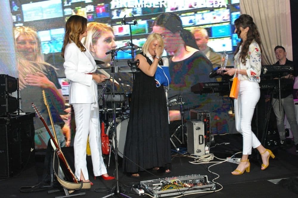 Dea Đurđević sa rukom u gipsu intervjuiše Aleksandra Vučića Sa dodjele nagrade, ALo.rs