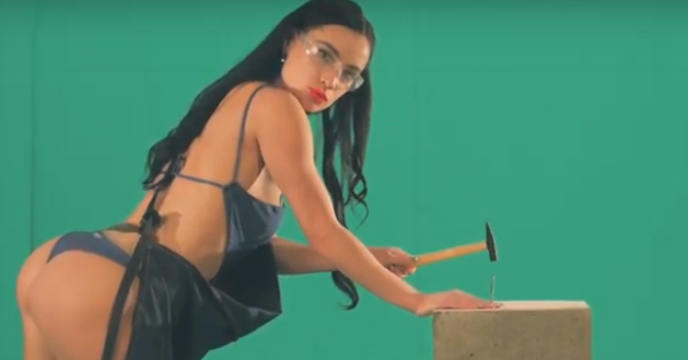 Radnice dobile dozvolu da na poslu nose kupaće kostime i donji veš Radnice dobile dozvolu da na poslu nose kupaće kostime i donji veš