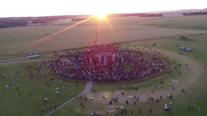 (VIDEO) Hiljade ljudi pozdravilo sunce u Stounhendžu (VIDEO) Hiljade ljudi pozdravilo sunce u Stounhendžu