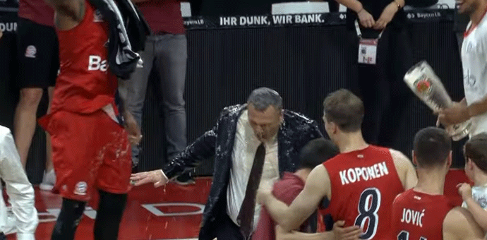 Košarkaši Bajerna okupali Radonjića pivom (VIDEO) Košarkaši Bajerna okupali Radonjića pivom (VIDEO)