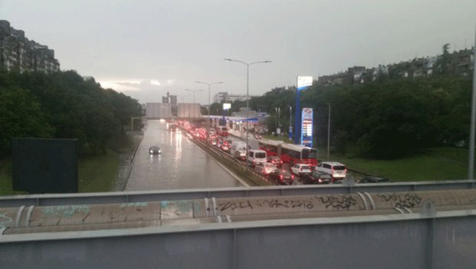 Beograd: Iz poplavljenih objekata spaseno 12 osoba Beograd: Iz poplavljenih objekata spaseno 12 osoba