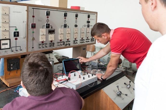 Na Elektrotehničkom fakultetu 330 mjesta Na Elektrotehničkom fakultetu 330 mjesta