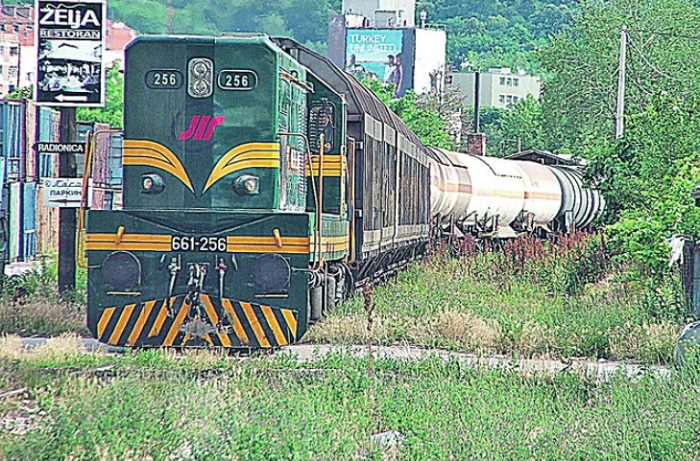 Iskočio iz voza na liniji Bar-Beograd i podletio pod šine, mašinovođi pozlilo Iskočio iz voza na liniji Bar-Beograd i podletio pod šine, mašinovođi pozlilo