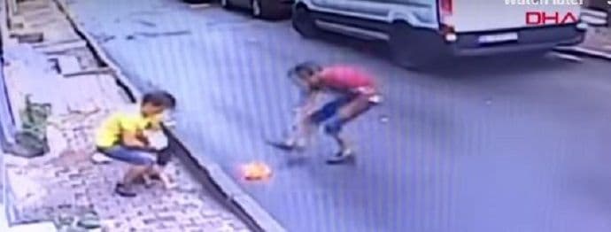 (VIDEO) Tinejdžer spasio bebu koja je pala sa drugog sprata (VIDEO) Tinejdžer spasio bebu koja je pala sa drugog sprata