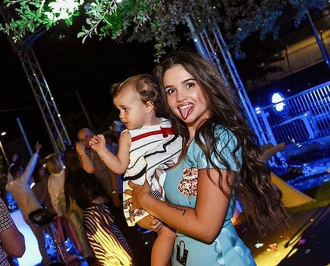 Influenserka iz Podgorice okačila sliku iz noćnog provoda sa djetetom, instagram se usijao Influenserka iz Podgorice okačila sliku iz noćnog provoda sa djetetom, instagram se usijao