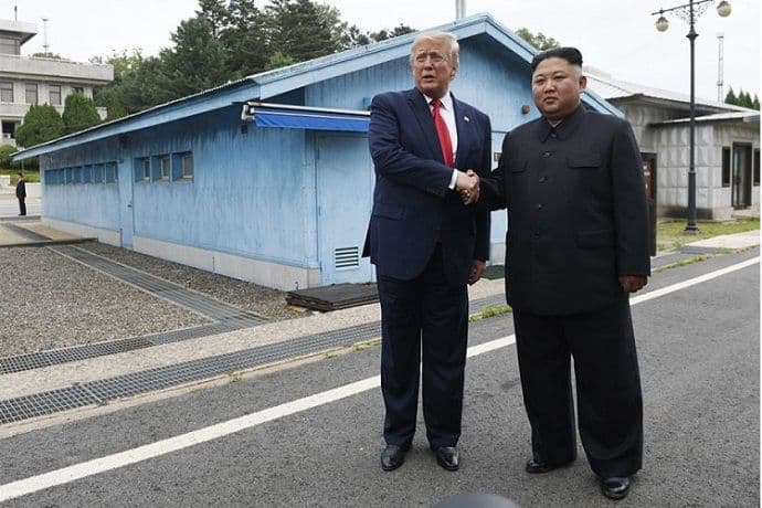 Sastali se Tramp i Kim Džong Un Sastali se Tramp i Kim Džong Un