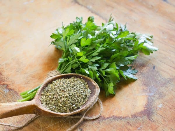 Riješite se fleka od sunca peršunom Peršun