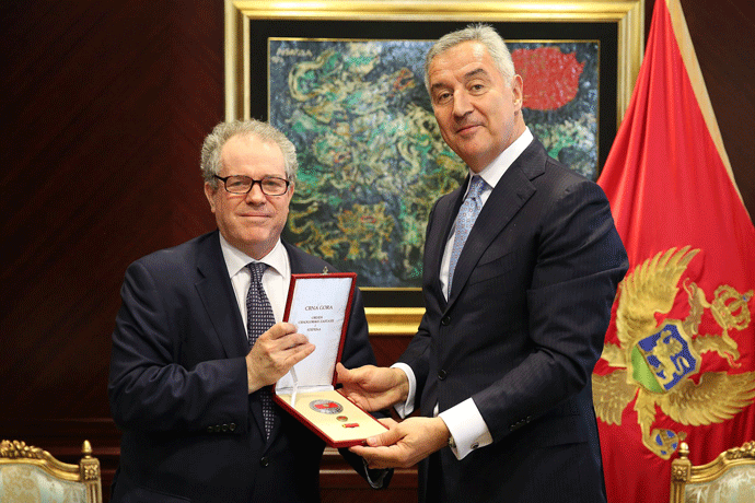 Đukanović uručio orden Čarlsu Tanoku Đukanović uručio orden Čarlsu Tanoku