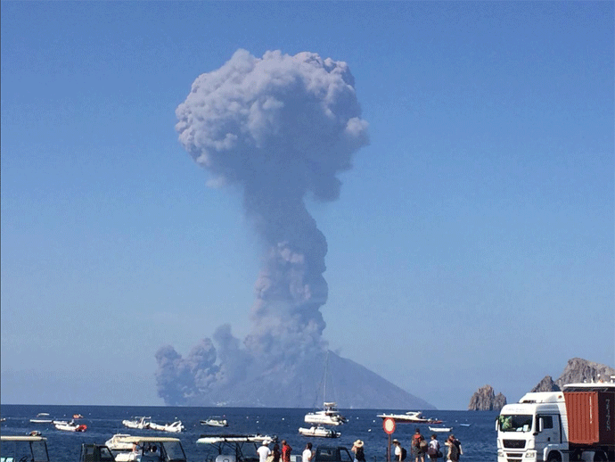 Na italijanskom ostrvu eruptirao vulkan, poginula jedna osoba Na italijanskom ostrvu eruptirao vulkan, poginula jedna osoba