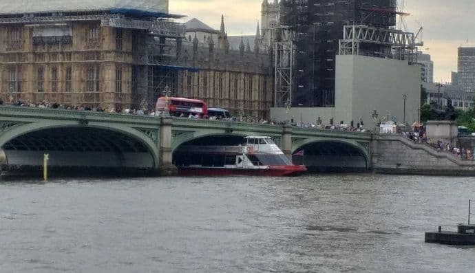 Brod pun turista udario u Vestminsterski most Brod pun turista udario u Vestminsterski most