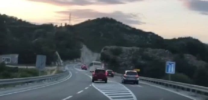 (VIDEO) Dva preticanja na putu Budva-PG gdje im mjesto nije (VIDEO) Dva preticanja na putu Budva-PG gdje im mjesto nije