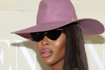 Naomi Kembel skinula sve sa sebe: Pozirala samo u šeširu i štiklama Naomi Kembel skinula sve sa sebe: Pozirala samo u šeširu i štiklama