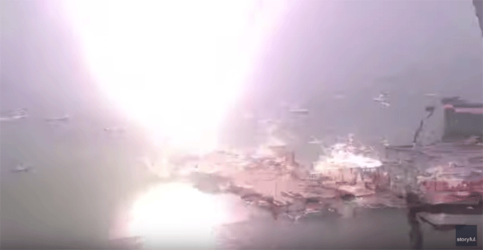 (VIDEO) Munja udarila u jedrilicu u Bostonu (VIDEO) Munja udarila u jedrilicu u Bostonu