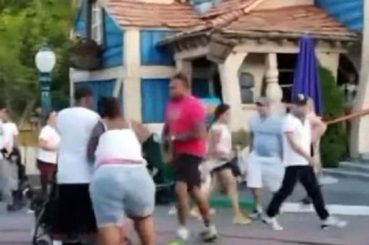 Snimak brutalne porodične tuče ispred Diznilenda obišao svijet Snimak brutalne porodične tuče ispred Diznilenda obišao svijet