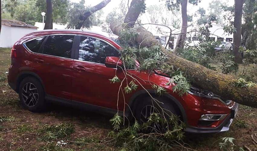Ulcinj: Preko 50 automobila uništeno za 15 minuta olujnog nevremena (FOTO) Ulcinj: Preko 50 automobila uništeno za 15 minuta olujnog nevremena (FOTO)