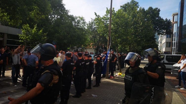 Drama ispred zgrade HDZ-a: Radnici zasuli Čovićev automobil bocama, povrijeđena radnica Foto: M.Smajkić/Avaz.ba