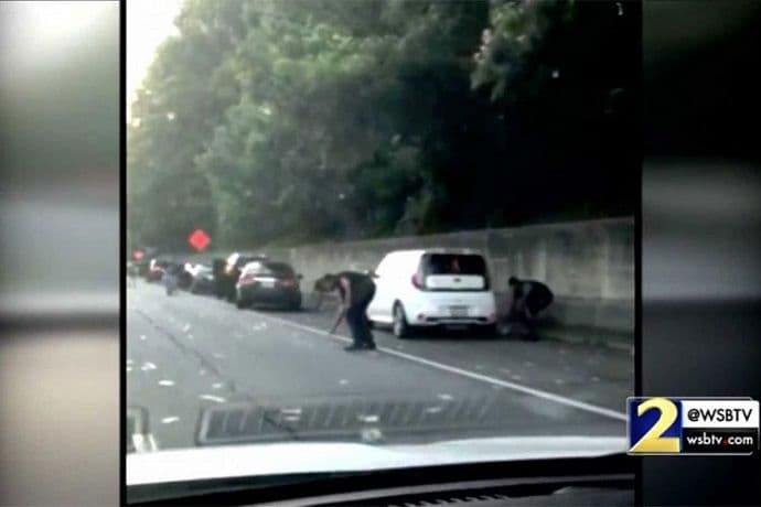 (VIDEO) Vozači skupljaju novac rasut po putu (VIDEO) Vozači skupljaju novac rasut po putu