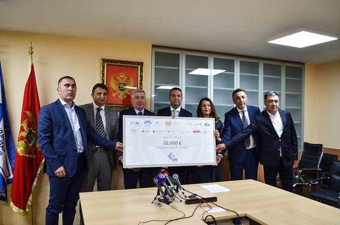 Golubović uručio Erakoviću ček u vrijednosti od 50 hiljada eura Golubović uručio Erakoviću ček u vrijednosti od 50 hiljada eura