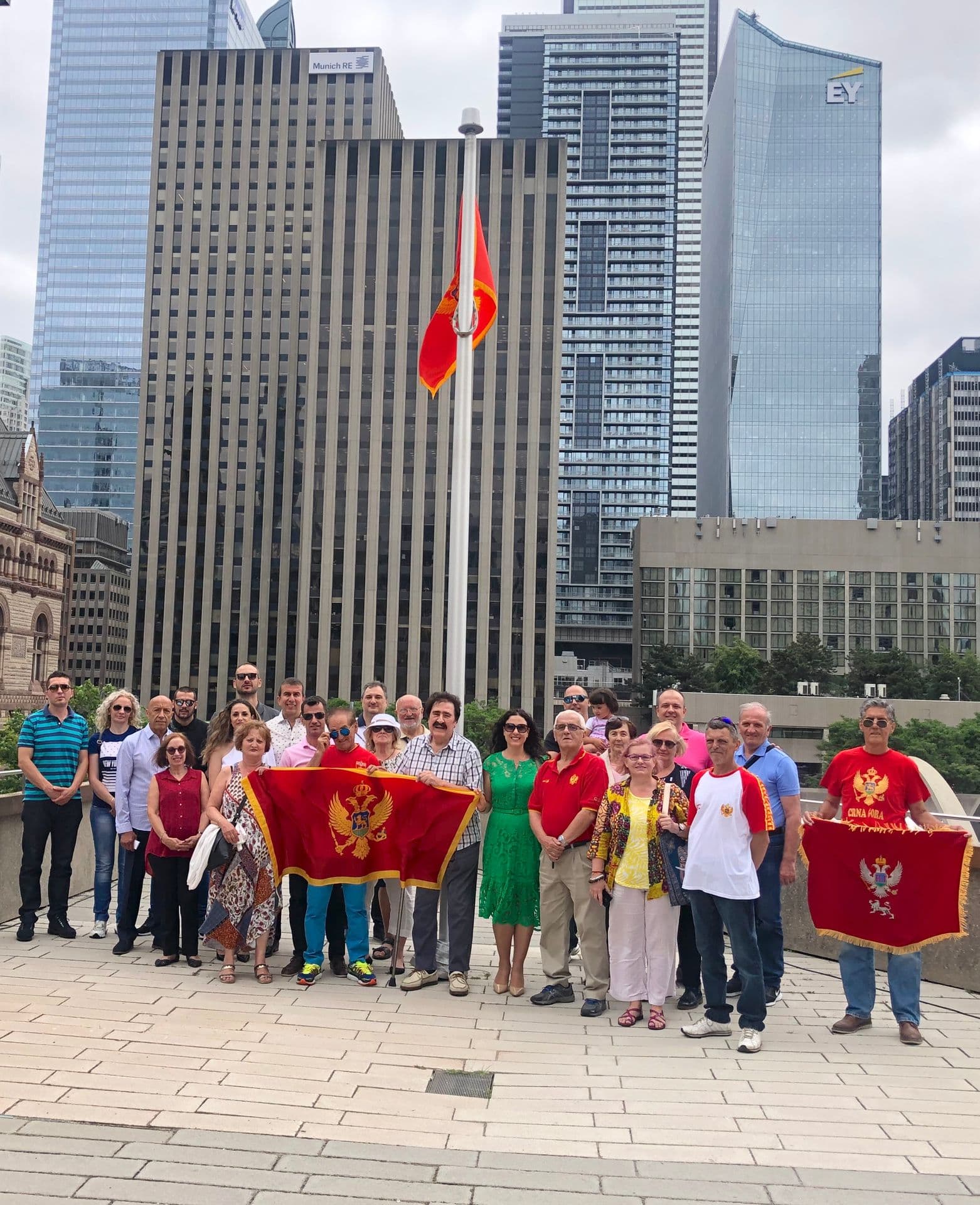 Crnogorska zastava ispred Skupštine Grada Toronta Crnogorska zastava ispred Skupštine Grada Toronta