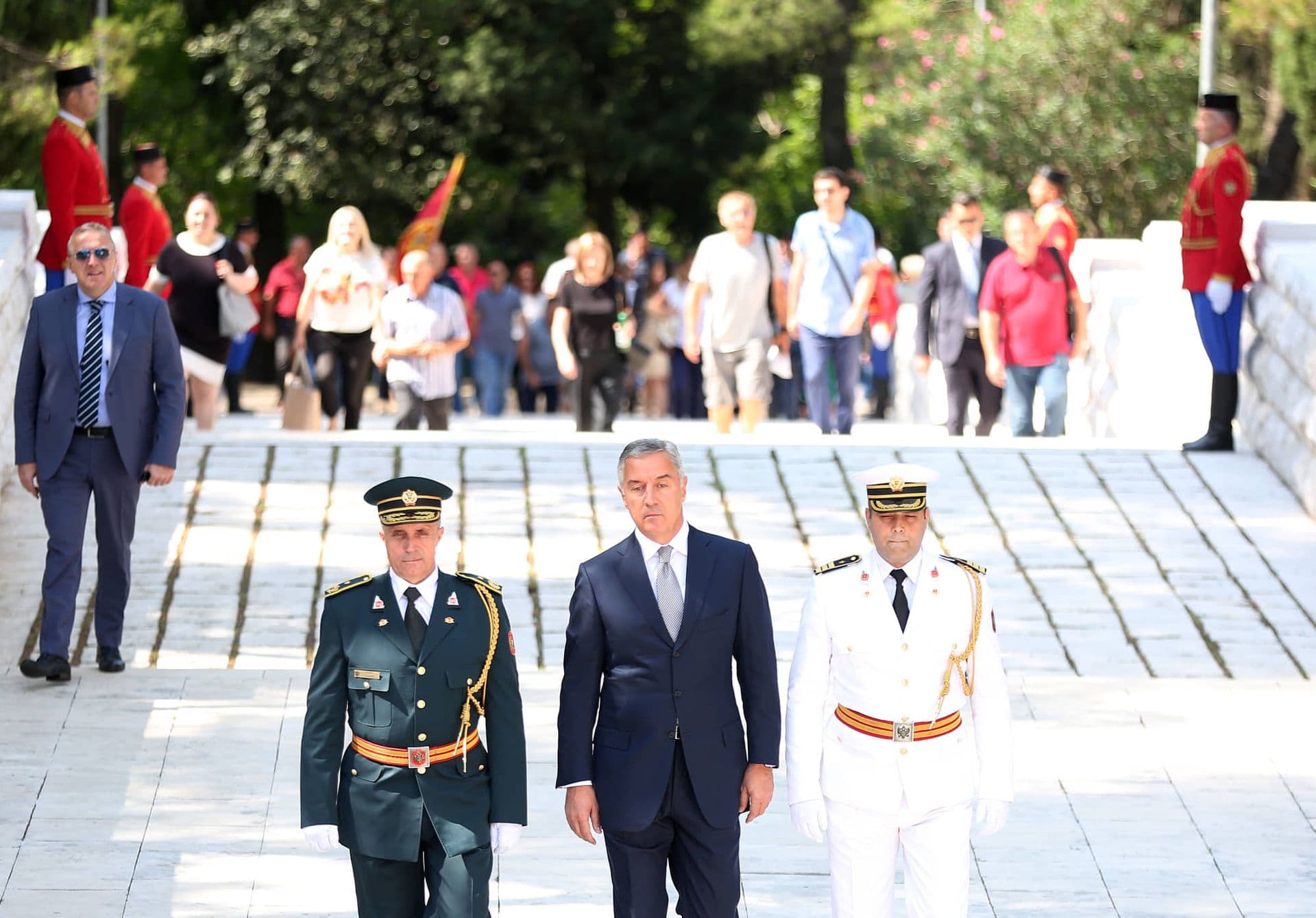 Predsjednik Đukanović položio vijenac na spomenik Partizanu borcu (VIDEO) Predsjednik Đukanović položio vijenac na spomenik Partizanu borcu (VIDEO)