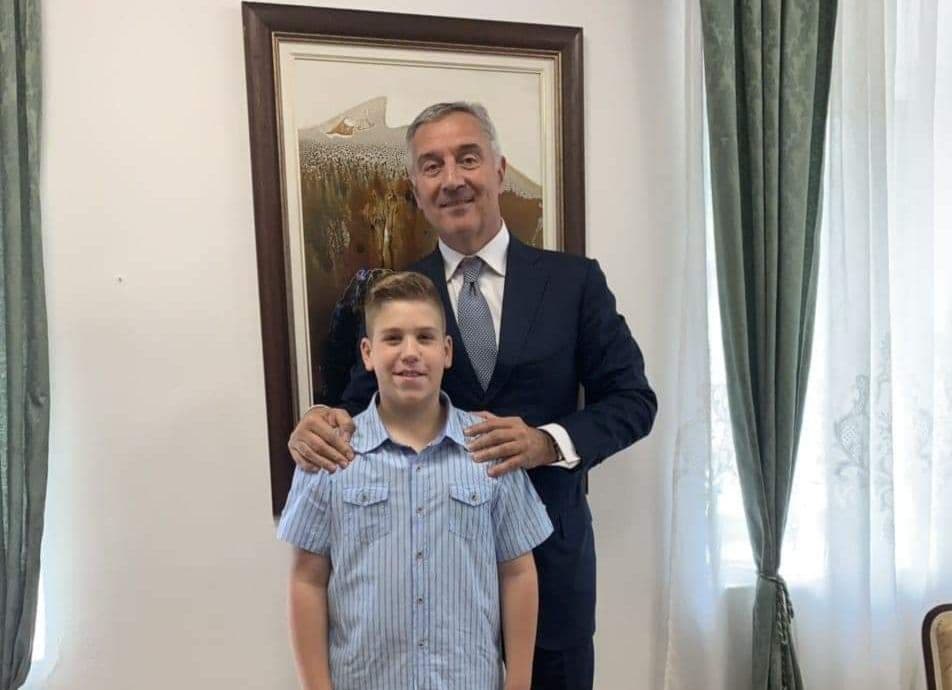 Dječak-heroj sa Đukanovićem na proslavi Dana državnosti (FOTO) Dječak-heroj sa Đukanovićem na proslavi Dana državnosti (FOTO)