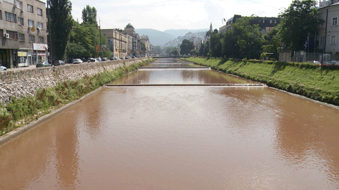 Sarajevski ministar začepio pogrešnu rupu u zidu na Miljacki Foto: N1