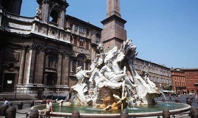 Krao novčiće u rimskoj fontani, moraće da plati kaznu od 550 eura Foto: EPA