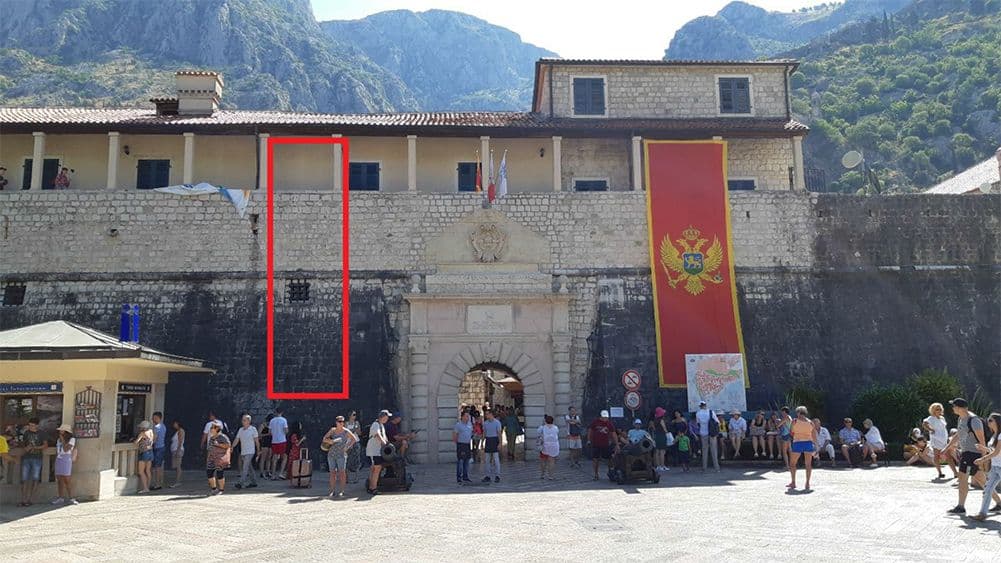 Ukradena crnogorska zastava sa kotorskih vrata od grada Ukradena crnogorska zastava sa kotorskih vrata od grada