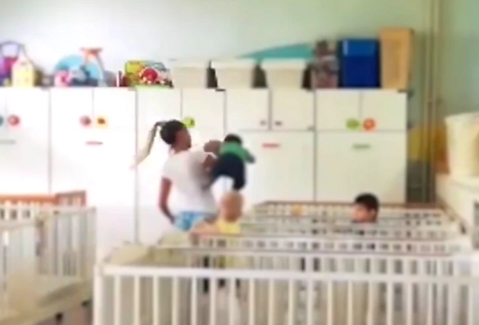 Medicinska sestra drži bebu kao da je džak, a onda je maltene baca u krevetac (FOTO) Medicinska sestra drži bebu kao da je džak, a onda je maltene baca u krevetac (FOTO)