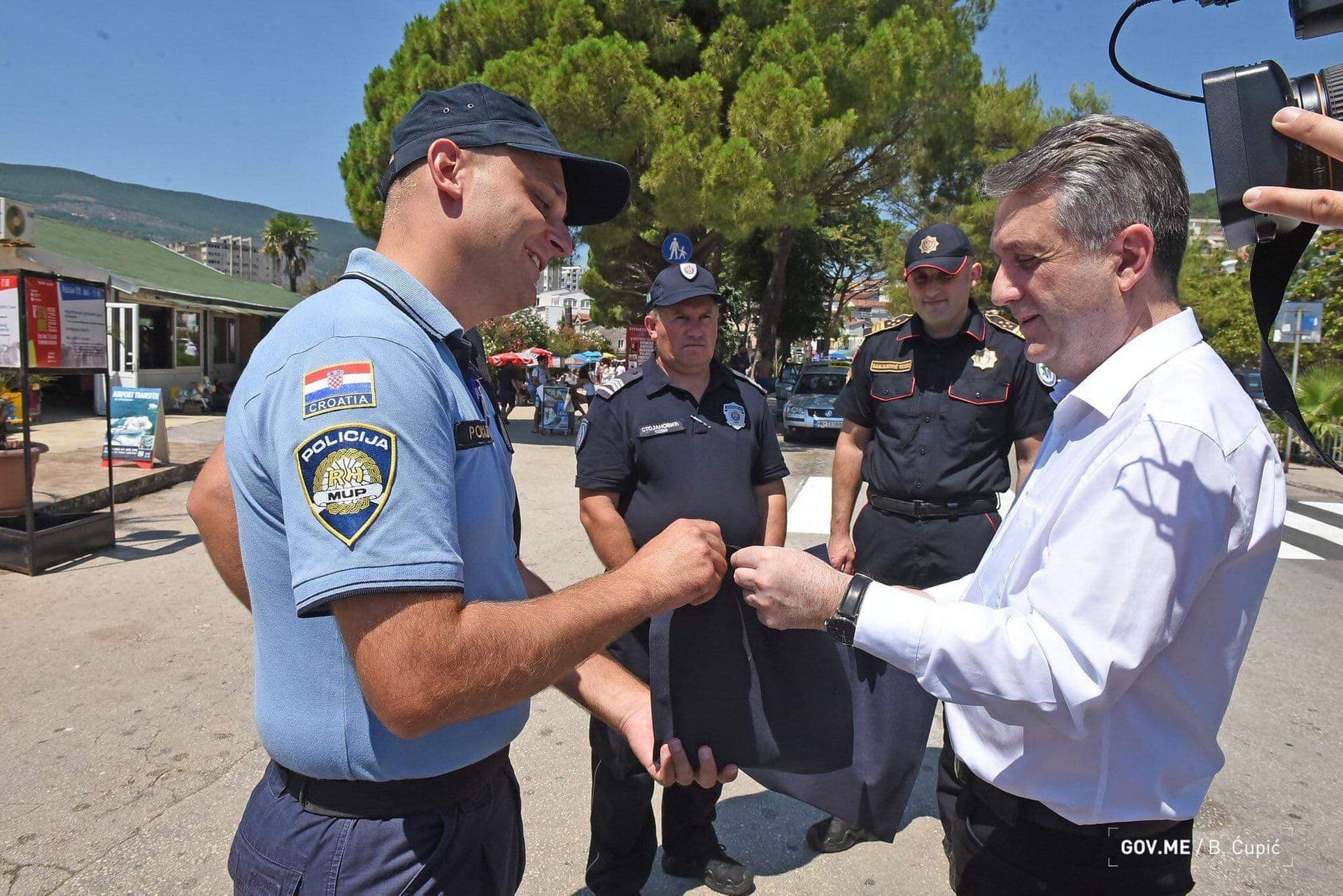 Srpskim i hrvatskim policajcima na poklon perperi Srpskim i hrvatskim policajcima na poklon perperi
