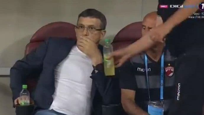 Trener Dinama iz Bukurešta doživio srčani udar usred utakmice Trener Dinama iz Bukurešta doživio srčani udar usred utakmice