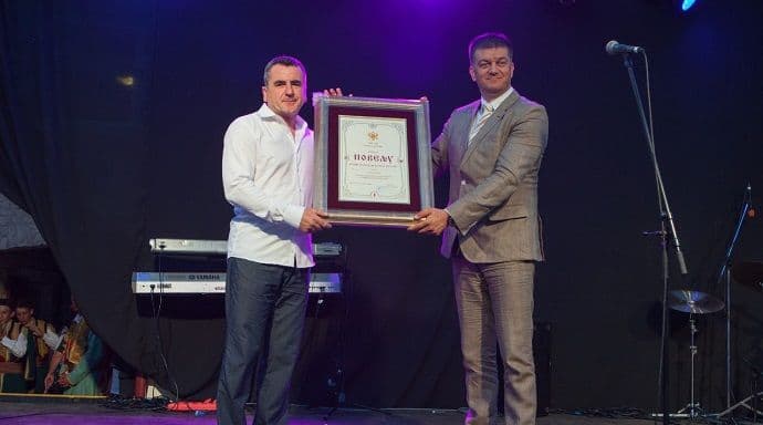 Direktor Uprave za dijasporu uručio povelju perojskim Crnogorcima Direktor Uprave za dijasporu uručio povelju perojskim Crnogorcima