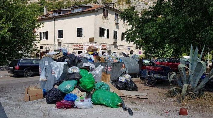 Na Tabačini u Kotoru smeće u kontejnerima, a i oko njih Na Tabačini u Kotoru smeće u kontejnerima, a i oko njih
