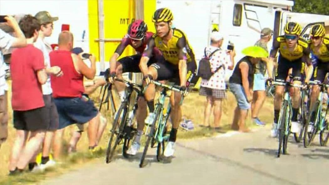 Gurali se na stazi pa izbačeni s Tur d'Fransa (VIDEO) Tur de Frans