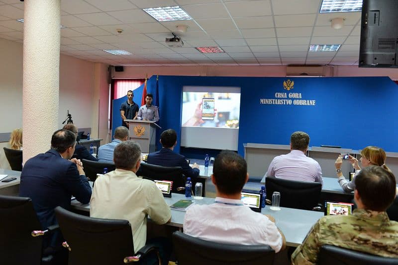 Srednjoškolci prezentovali veb aplikaciju "Budi dio Vojske Crne Gore" Srednjoškolci prezentovali veb aplikaciju "Budi dio Vojske Crne Gore"