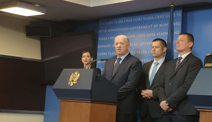 Lazović: Tačno je da sam izuzetno bogat čovjek, imam dvanaestoro unučadi Lazović: Tačno je da sam izuzetno bogat čovjek, imam dvanaestoro unučadi