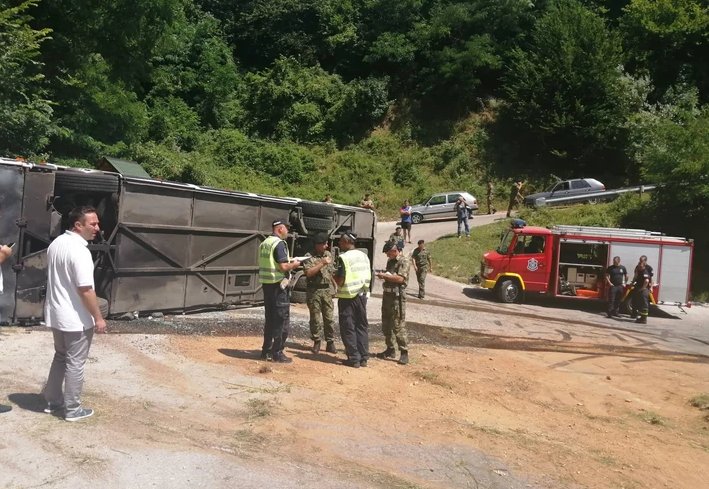 Prevrnuo se autobus kod Vranja, povrijeđeno 23 vojnika Prevrnuo se autobus kod Vranja, povrijeđeno 23 vojnika