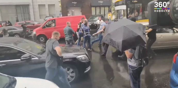 Muškarac skočio na Porošenkov automobil, uslijedila tuča (VIDEO) Foto: Screenshot