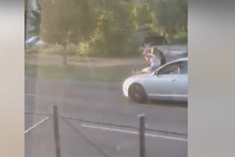 Taksista vozio djevojke na haubi Taksista vozio djevojke na haubi