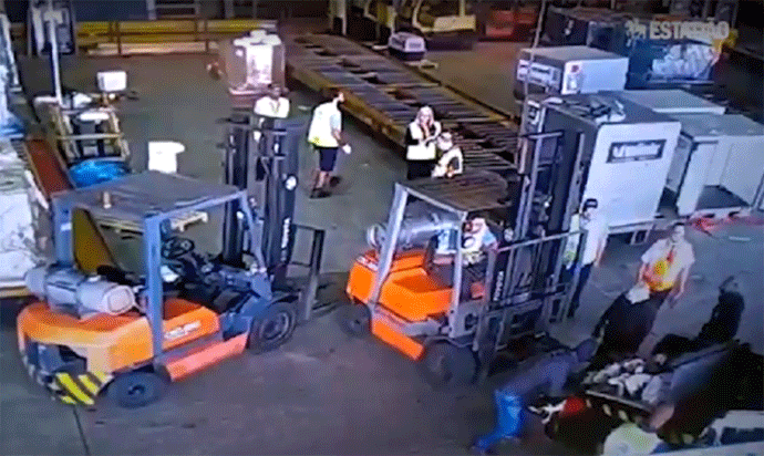 Lopovi prerušeni u policajce ukrali 700 kilograma zlata (VIDEO) Lopovi prerušeni u policajce ukrali 700 kilograma zlata (VIDEO)