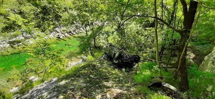 Kolašinski vatrogasci pronašli smrskano vozilo ispod magistrale foto: Služba zaštite Kolašin