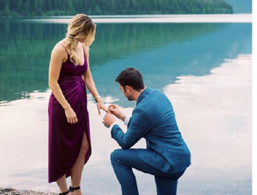 Zaprosio djevojku nudeći joj zlatnog retrivera umjesto prstena Zaprosio djevojku nudeći joj zlatnog retrivera umjesto prstena