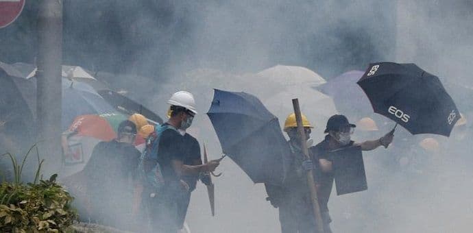 Demonstracije i u gradu blizu Hong Konga: Policija bacila suzavac na hiljade ljudi Demonstracije i u gradu blizu Hong Konga: Policija bacila suzavac na hiljade ljudi