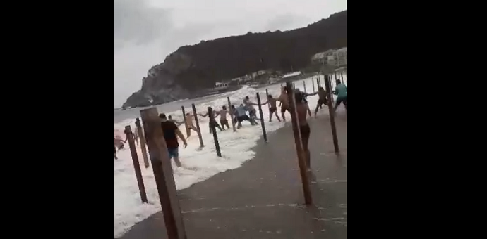 Pogledajte kako je izgledalo dramatično spašavanje kupača (VIDEO) Pogledajte kako je izgledalo dramatično spašavanje kupača (VIDEO)