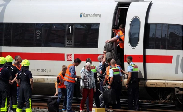 Gurnuo majku i osmogodišnjeg sina pod voz Gurnuo majku i osmogodišnjeg sina pod voz