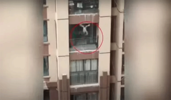 (VIDEO) Trogodišnjak u Kini pao sa šestog sprata (VIDEO) Trogodišnjak u Kini pao sa šestog sprata