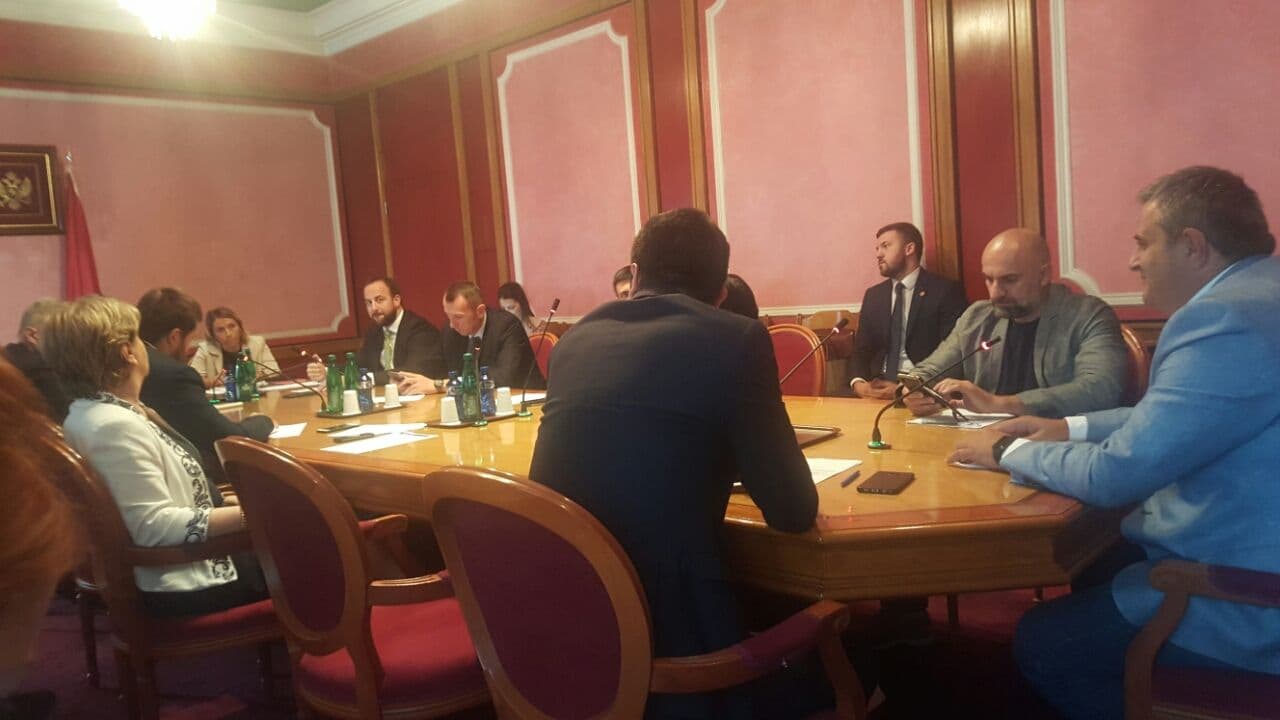 DF traži tehničku Vladu, poslanici vladajuće koalicije predlažu amandmane Demokrata DF traži tehničku Vladu, poslanici vladajuće koalicije predlažu amandmane Demokrata