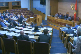 Neopravdani izostanci poslanika: Kazne od umanjenja zarade do gubitka mandata Neopravdani izostanci poslanika: Kazne od umanjenja zarade do gubitka mandata